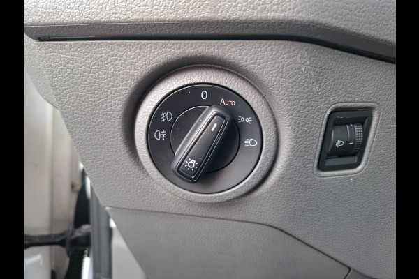 Volkswagen Crafter 35 2.0TDI L3H3 3-Persoons Navi Airco Cruise Control Verwarmbare Voorruit Regensensor Pdc Schuifdeur Betonplex vloer Wandbetimmering Highline Euro 6 Diverse beschadigingen rondom