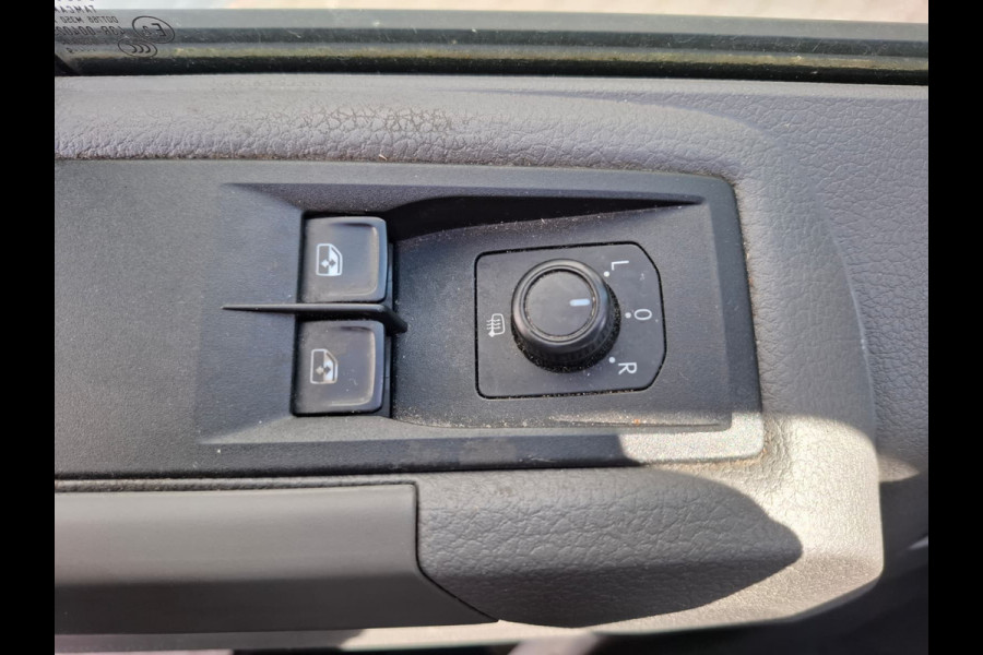 Volkswagen Crafter 35 2.0TDI L3H3 3-Persoons Navi Airco Cruise Control Verwarmbare Voorruit Regensensor Pdc Schuifdeur Betonplex vloer Wandbetimmering Highline Euro 6 Diverse beschadigingen rondom