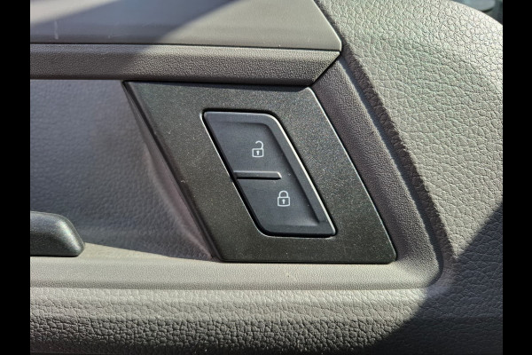 Volkswagen Crafter 35 2.0TDI L3H3 3-Persoons Navi Airco Cruise Control Verwarmbare Voorruit Regensensor Pdc Schuifdeur Betonplex vloer Wandbetimmering Highline Euro 6 Diverse beschadigingen rondom