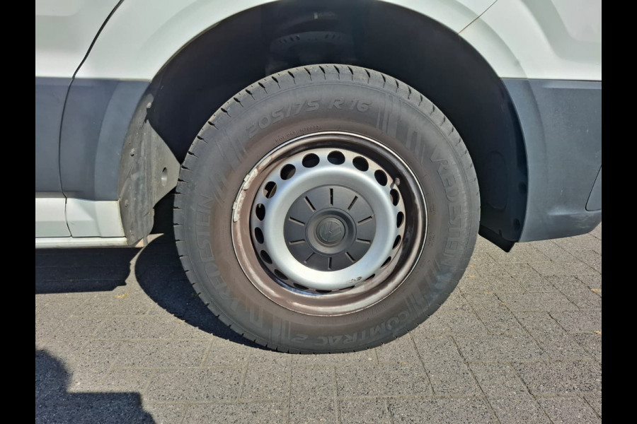 Volkswagen Crafter 35 2.0TDI L3H3 3-Persoons Navi Airco Cruise Control Verwarmbare Voorruit Regensensor Pdc Schuifdeur Betonplex vloer Wandbetimmering Highline Euro 6 Diverse beschadigingen rondom