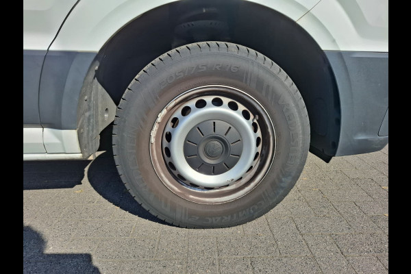 Volkswagen Crafter 35 2.0TDI L3H3 3-Persoons Navi Airco Cruise Control Verwarmbare Voorruit Regensensor Pdc Schuifdeur Betonplex vloer Wandbetimmering Highline Euro 6 Diverse beschadigingen rondom