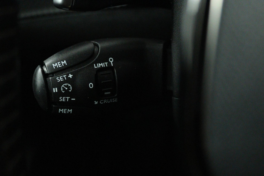 Peugeot 2008 1.2 PureTech Active (STOELVERWARMING, ACHTERUITRIJCAMERA, CRUISE CONTROL, SENSOREN, AUTOMAAT, LANE-ASSIST)
