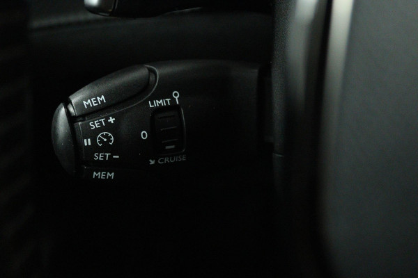 Peugeot 2008 1.2 PureTech Active (STOELVERWARMING, ACHTERUITRIJCAMERA, CRUISE CONTROL, SENSOREN, AUTOMAAT, LANE-ASSIST)