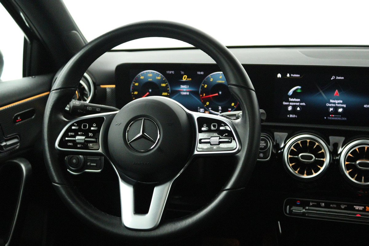 Mercedes-Benz A-Klasse 180 Business Solution Luxury (PANORAMADAK, TREKHAAK, STOELVERWARMING, ELEKTR STOELEN, SFEERVERLICHTING)