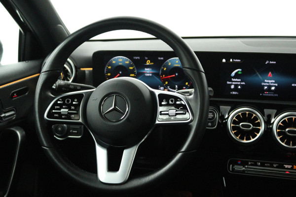 Mercedes-Benz A-Klasse 180 Business Solution Luxury (PANORAMADAK, TREKHAAK, STOELVERWARMING, ELEKTR STOELEN, SFEERVERLICHTING)
