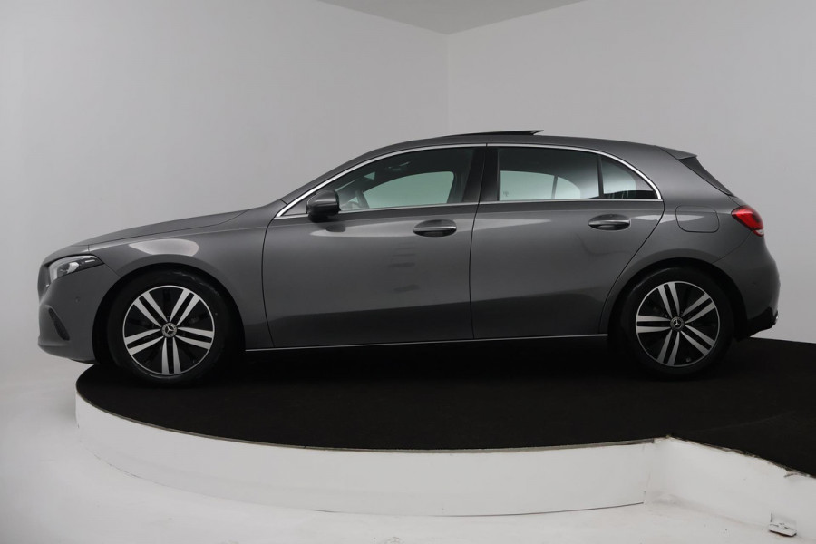 Mercedes-Benz A-Klasse 180 Business Solution Luxury (PANORAMADAK, TREKHAAK, STOELVERWARMING, ELEKTR STOELEN, SFEERVERLICHTING)