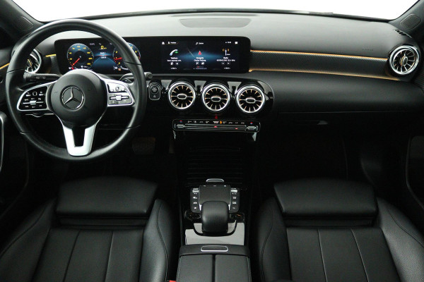 Mercedes-Benz A-Klasse 180 Business Solution Luxury (PANORAMADAK, TREKHAAK, STOELVERWARMING, ELEKTR STOELEN, SFEERVERLICHTING)