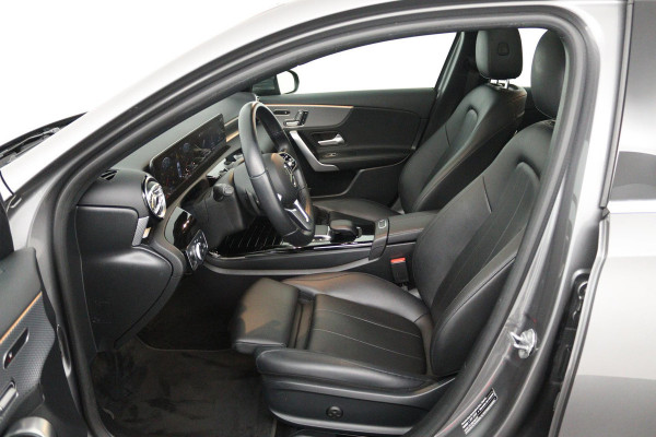 Mercedes-Benz A-Klasse 180 Business Solution Luxury (PANORAMADAK, TREKHAAK, STOELVERWARMING, ELEKTR STOELEN, SFEERVERLICHTING)