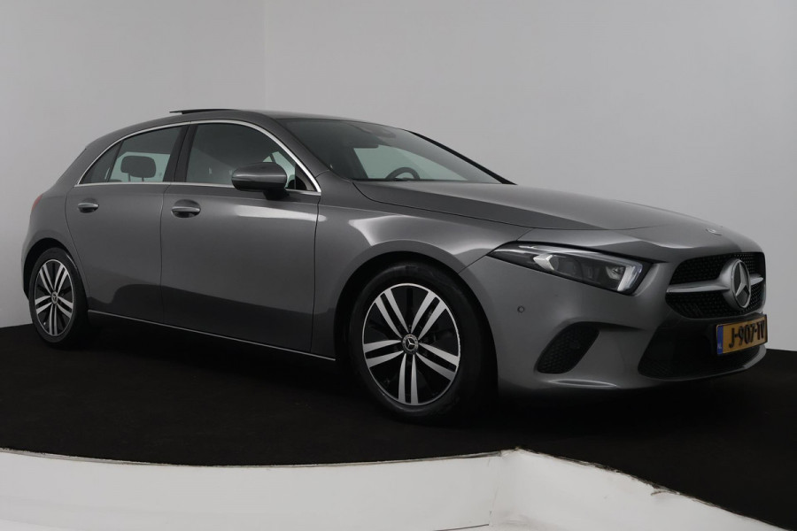 Mercedes-Benz A-Klasse 180 Business Solution Luxury (PANORAMADAK, TREKHAAK, STOELVERWARMING, ELEKTR STOELEN, SFEERVERLICHTING)