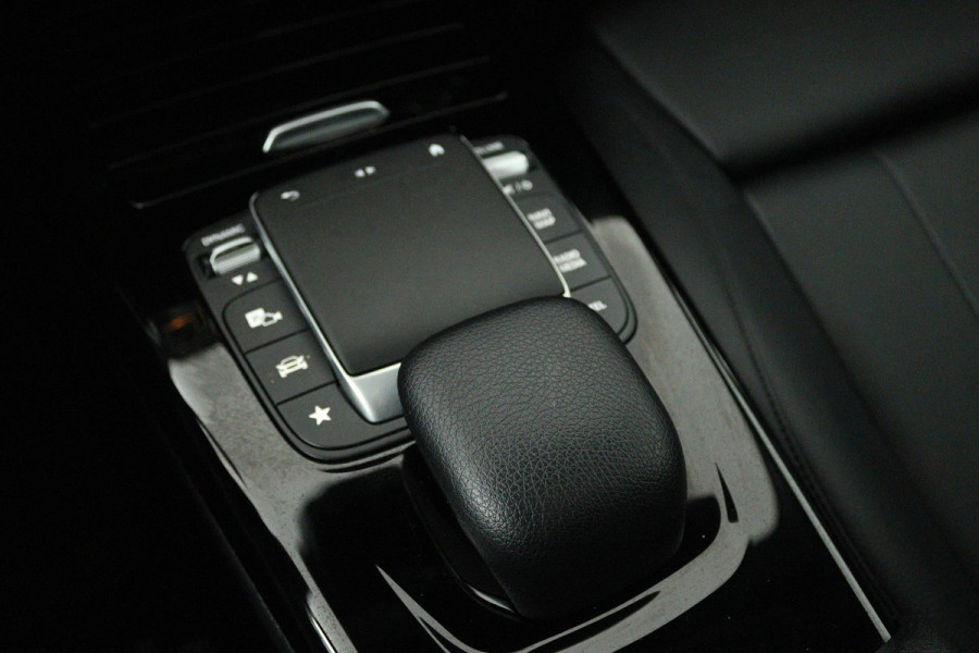 Mercedes-Benz A-Klasse 180 Business Solution Luxury (PANORAMADAK, TREKHAAK, STOELVERWARMING, ELEKTR STOELEN, SFEERVERLICHTING)