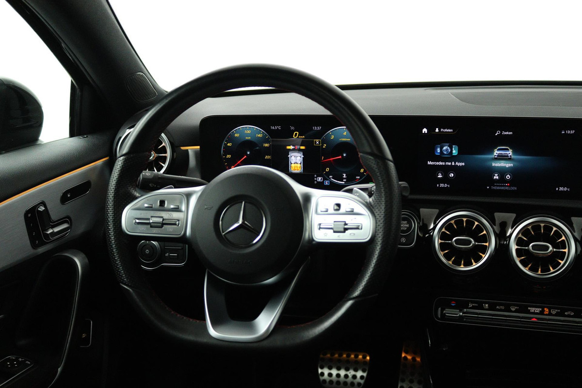 Mercedes-Benz A-Klasse 200 Business Solution AMG (PANORAMADAK, STOELVERWARMING, ACHTERUITRIJCAMERA, SFEERVERLICHTING)