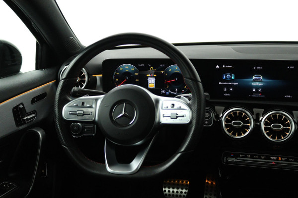 Mercedes-Benz A-Klasse 200 Business Solution AMG (PANORAMADAK, STOELVERWARMING, ACHTERUITRIJCAMERA, SFEERVERLICHTING)