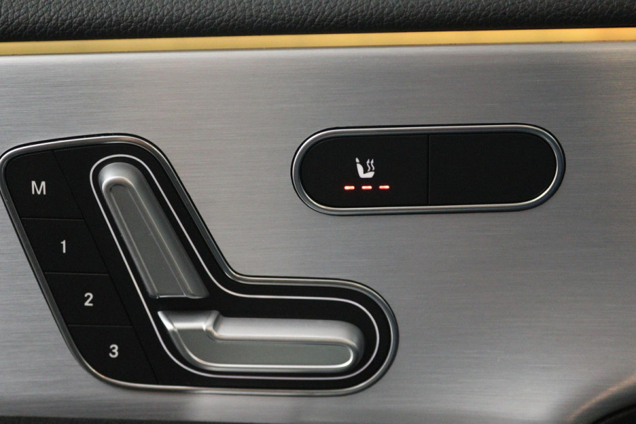 Mercedes-Benz A-Klasse 200 Business Solution AMG (PANORAMADAK, STOELVERWARMING, ACHTERUITRIJCAMERA, SFEERVERLICHTING)