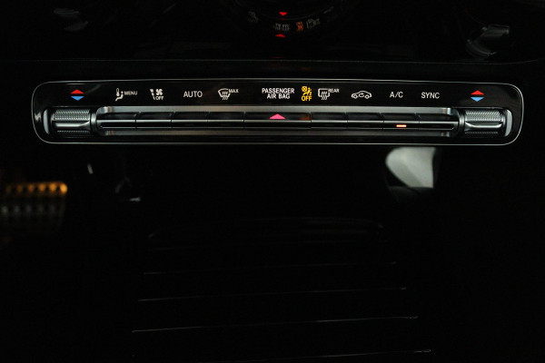 Mercedes-Benz A-Klasse 200 Business Solution AMG (PANORAMADAK, STOELVERWARMING, ACHTERUITRIJCAMERA, SFEERVERLICHTING)
