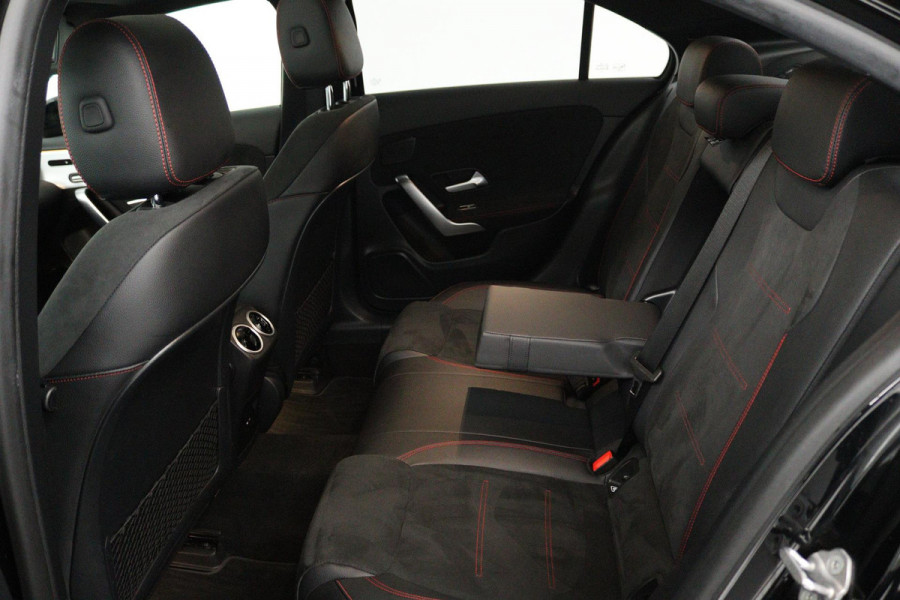 Mercedes-Benz A-Klasse 200 Business Solution AMG (PANORAMADAK, STOELVERWARMING, ACHTERUITRIJCAMERA, SFEERVERLICHTING)