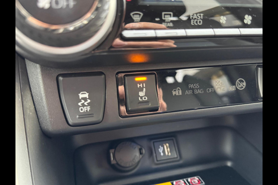 Toyota RAV4 2.5 Hybrid AWD Bi-Tone | Stoel + stuurverwarming, Elektrische achterklep, Apple carplay/Android auto, Groot scherm