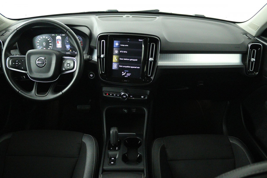 Volvo XC40 1.5 T3 R-Design (TREKHAAK, DIGITALE COCKPIT, PARKEERSENSOREN, AUTOMAAT, NAVIGATIE CARPLAY)
