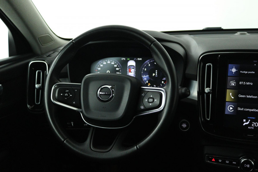 Volvo XC40 1.5 T3 R-Design (TREKHAAK, DIGITALE COCKPIT, PARKEERSENSOREN, AUTOMAAT, NAVIGATIE CARPLAY)