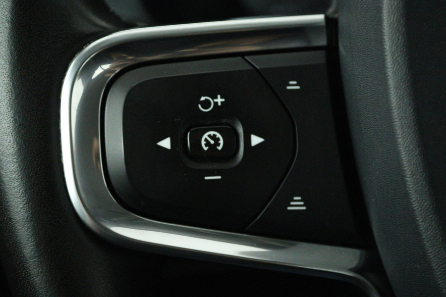 Volvo XC40 1.5 T3 R-Design (TREKHAAK, DIGITALE COCKPIT, PARKEERSENSOREN, AUTOMAAT, NAVIGATIE CARPLAY)