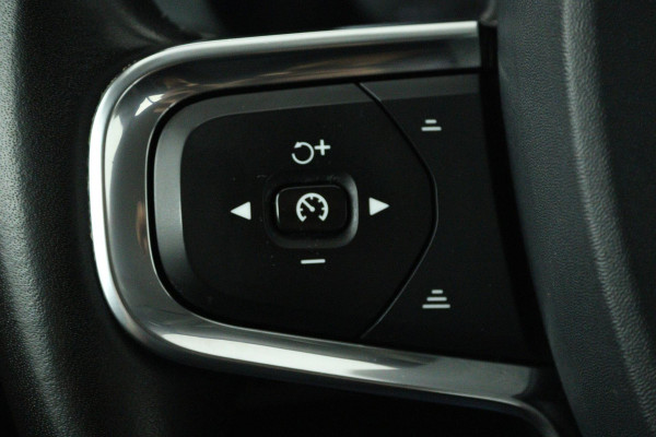 Volvo XC40 1.5 T3 R-Design (TREKHAAK, DIGITALE COCKPIT, PARKEERSENSOREN, AUTOMAAT, NAVIGATIE CARPLAY)