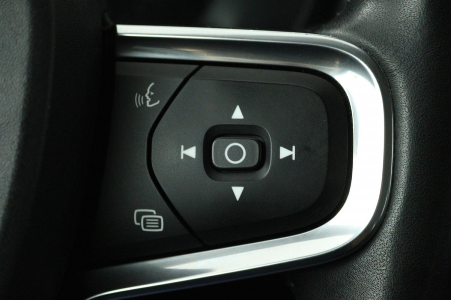 Volvo XC40 1.5 T3 R-Design (TREKHAAK, DIGITALE COCKPIT, PARKEERSENSOREN, AUTOMAAT, NAVIGATIE CARPLAY)