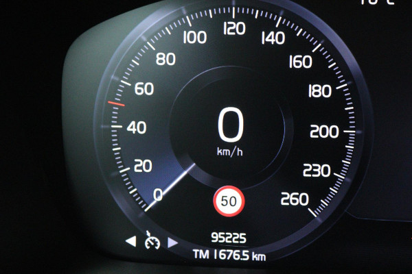 Volvo XC40 1.5 T3 R-Design (TREKHAAK, DIGITALE COCKPIT, PARKEERSENSOREN, AUTOMAAT, NAVIGATIE CARPLAY)