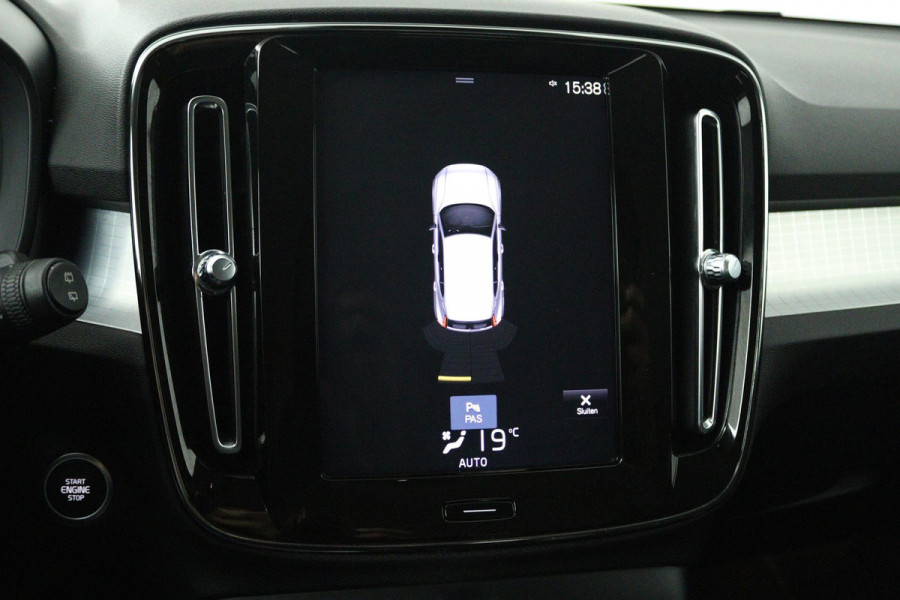 Volvo XC40 1.5 T3 R-Design (TREKHAAK, DIGITALE COCKPIT, PARKEERSENSOREN, AUTOMAAT, NAVIGATIE CARPLAY)