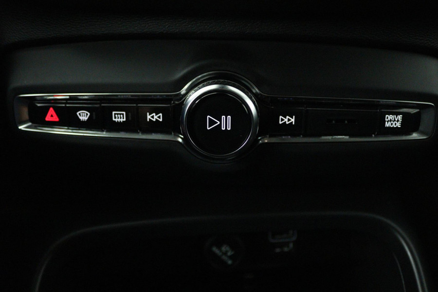 Volvo XC40 1.5 T3 R-Design (TREKHAAK, DIGITALE COCKPIT, PARKEERSENSOREN, AUTOMAAT, NAVIGATIE CARPLAY)