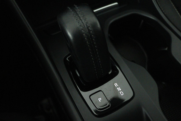 Volvo XC40 1.5 T3 R-Design (TREKHAAK, DIGITALE COCKPIT, PARKEERSENSOREN, AUTOMAAT, NAVIGATIE CARPLAY)