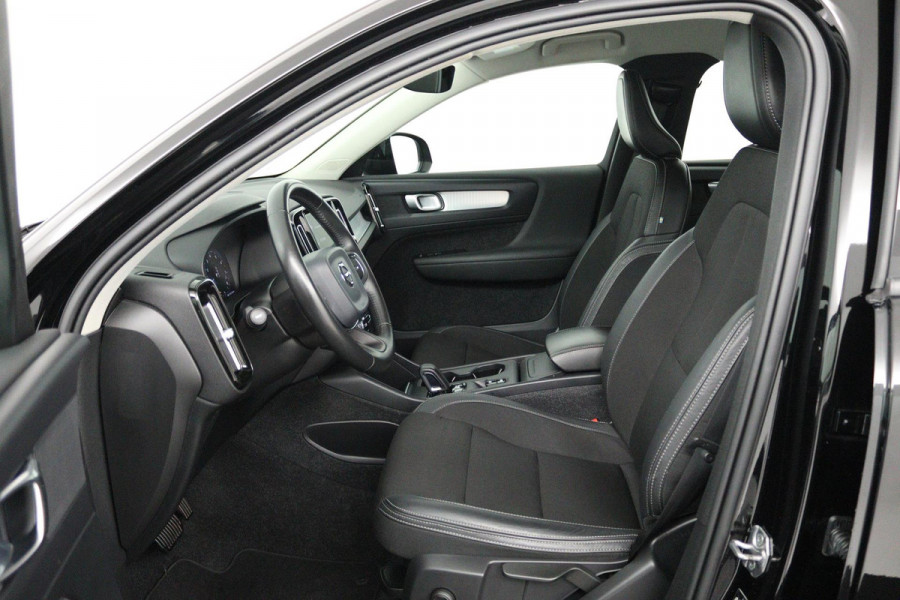 Volvo XC40 1.5 T3 R-Design (TREKHAAK, DIGITALE COCKPIT, PARKEERSENSOREN, AUTOMAAT, NAVIGATIE CARPLAY)