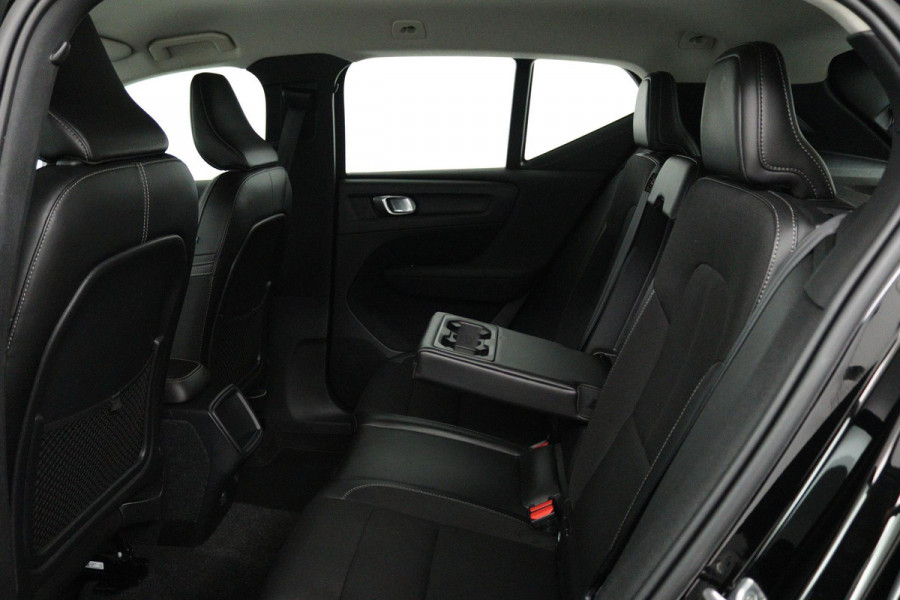 Volvo XC40 1.5 T3 R-Design (TREKHAAK, DIGITALE COCKPIT, PARKEERSENSOREN, AUTOMAAT, NAVIGATIE CARPLAY)