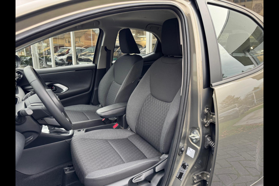 Toyota Yaris 1.5 Hybrid Dynamic | Eerste eigenaar, Oxyde Bronze,16 inch, LED, Privacy Glass, Apple CarPlay/Android Auto, Weinig KM!