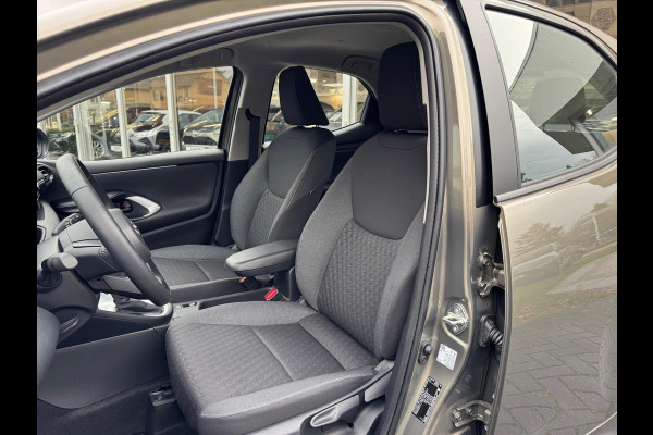 Toyota Yaris 1.5 Hybrid Dynamic | Eerste eigenaar, Oxyde Bronze,16 inch, LED, Privacy Glass, Apple CarPlay/Android Auto, Weinig KM!