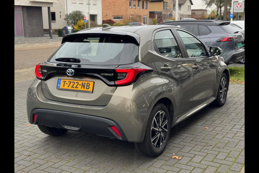 Toyota Yaris 1.5 Hybrid Dynamic | Eerste eigenaar, Oxyde Bronze,16 inch, LED, Privacy Glass, Apple CarPlay/Android Auto, Weinig KM!