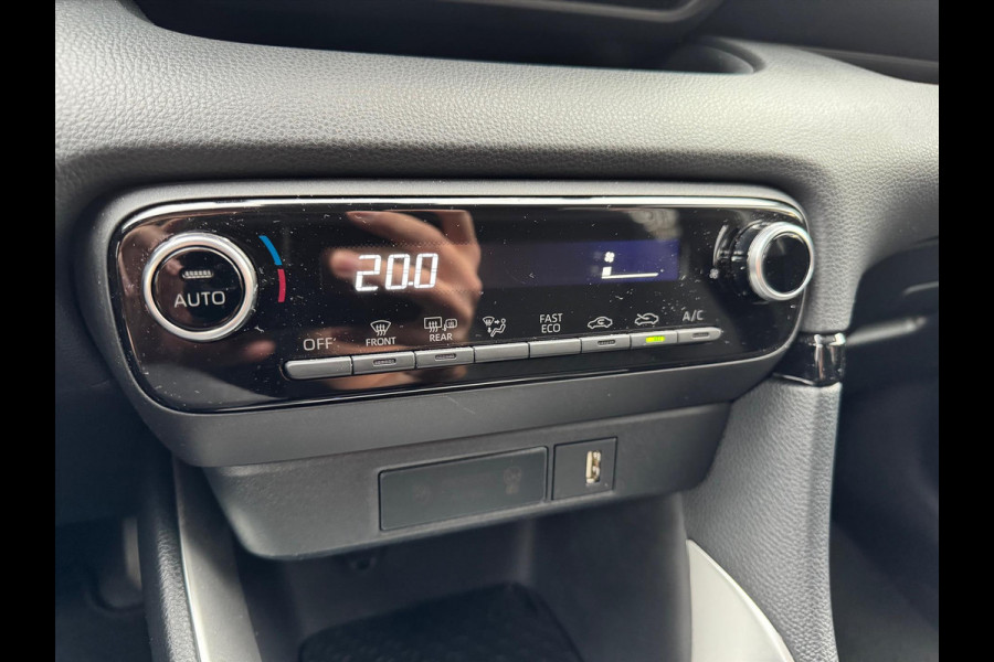 Toyota Yaris 1.5 Hybrid Dynamic | Eerste eigenaar, Oxyde Bronze,16 inch, LED, Privacy Glass, Apple CarPlay/Android Auto, Weinig KM!