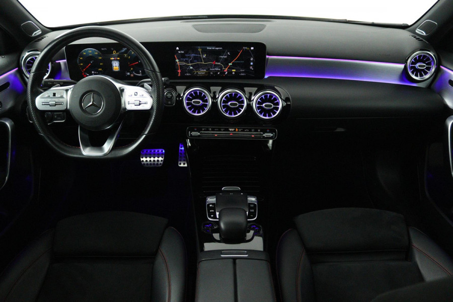 Mercedes-Benz A-Klasse 220 4MATIC Premium Plus (PANORAMADAK, SFEERVERLICHTING, STOELVERWARMING, BURMESTER, ACHTERUITRIJCAMERA)