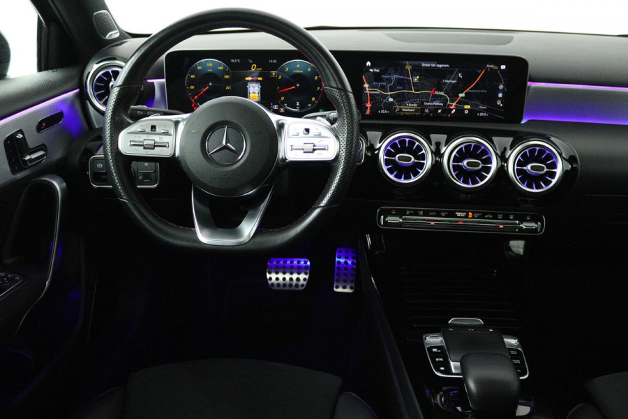 Mercedes-Benz A-Klasse 220 4MATIC Premium Plus (PANORAMADAK, SFEERVERLICHTING, STOELVERWARMING, BURMESTER, ACHTERUITRIJCAMERA)