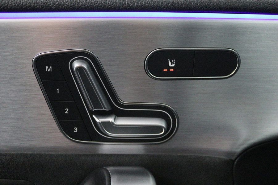 Mercedes-Benz A-Klasse 220 4MATIC Premium Plus (PANORAMADAK, SFEERVERLICHTING, STOELVERWARMING, BURMESTER, ACHTERUITRIJCAMERA)