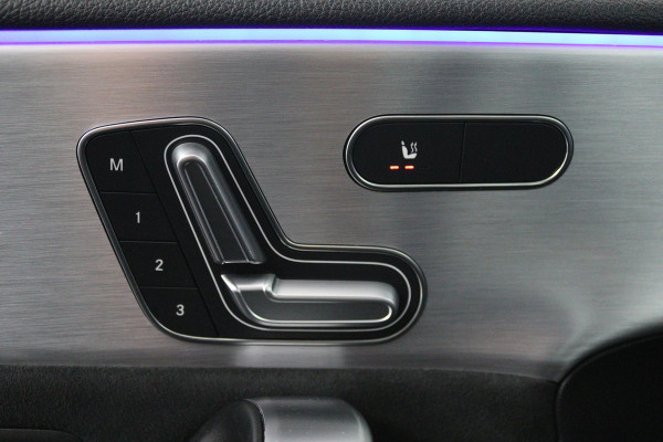 Mercedes-Benz A-Klasse 220 4MATIC Premium Plus (PANORAMADAK, SFEERVERLICHTING, STOELVERWARMING, BURMESTER, ACHTERUITRIJCAMERA)