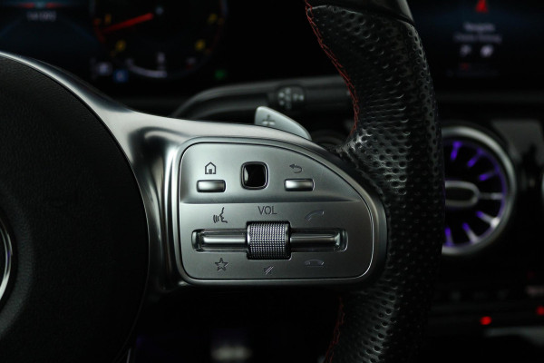 Mercedes-Benz A-Klasse 220 4MATIC Premium Plus (PANORAMADAK, SFEERVERLICHTING, STOELVERWARMING, BURMESTER, ACHTERUITRIJCAMERA)