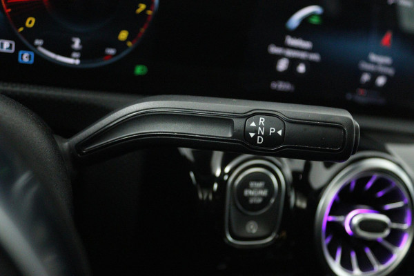 Mercedes-Benz A-Klasse 220 4MATIC Premium Plus (PANORAMADAK, SFEERVERLICHTING, STOELVERWARMING, BURMESTER, ACHTERUITRIJCAMERA)