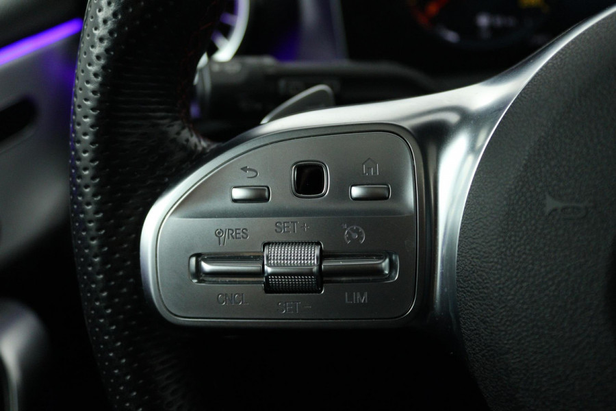 Mercedes-Benz A-Klasse 220 4MATIC Premium Plus (PANORAMADAK, SFEERVERLICHTING, STOELVERWARMING, BURMESTER, ACHTERUITRIJCAMERA)
