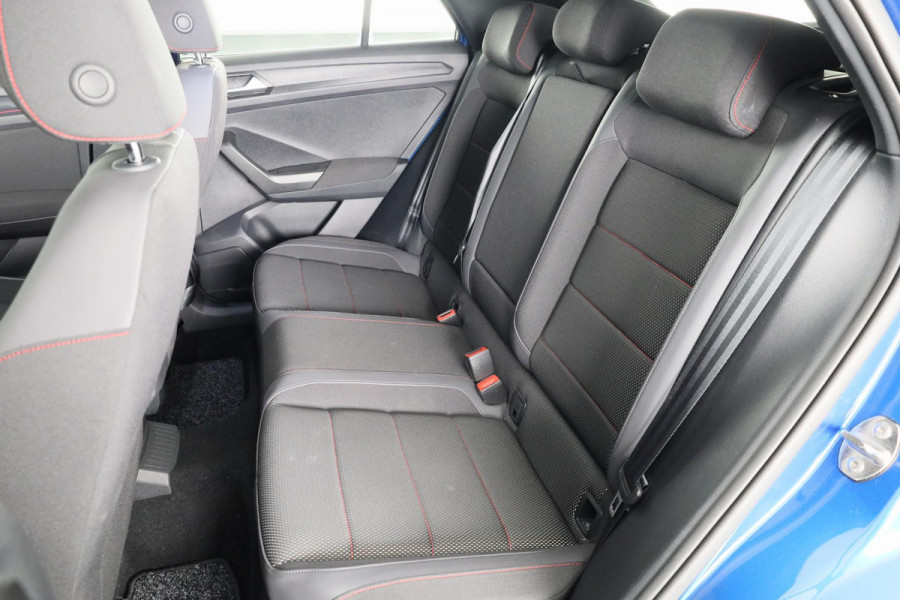 Volkswagen T-Roc 1.5 TSI Sport Business R-line 150 pk Automaat (DSG) | Navigatie | Achteruitrijcamera | Parkeersensoren | Adaptieve cruise control | Stoelverwarming |