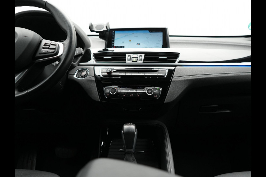 BMW X1 xDrive25e Sportline Plug In Hybrid 221pk Dealer O.H. PHEV | Trekhaak | Camera | Sfeerverlichting | Keyless | Sportstoelen Verwarmd | LED Koplampen | Cruise Control | Navigatie | DAB |