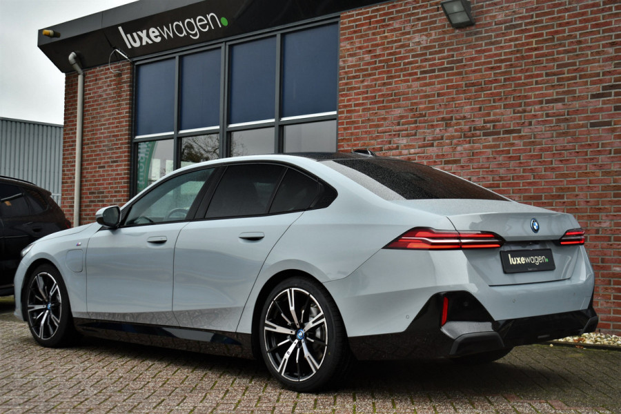 BMW 5 Serie 530e M-Sport Pano ACC 360 H/K Stoel-vent Brooklyngrau