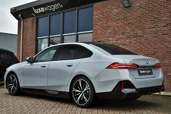 BMW 5 Serie 530e M-Sport Pano ACC 360 H/K Stoel-vent Brooklyngrau
