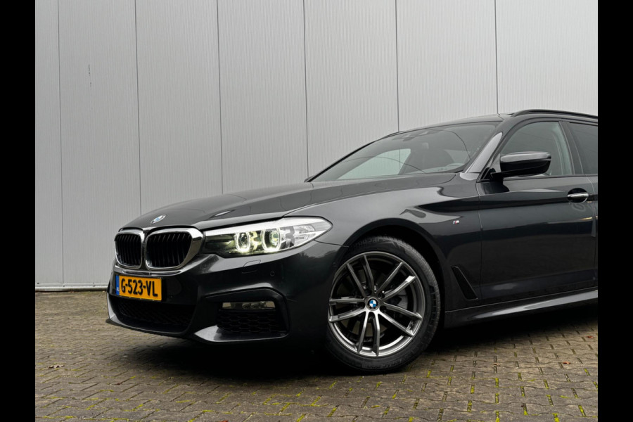 BMW 5 Serie Touring 520i M-SPORT HIGH EXECUTIVE PANORAMADAK DEALER STOELVERWARMING LEDER M PAKKET VIRTUAL AMBIANCE TREKHAAK