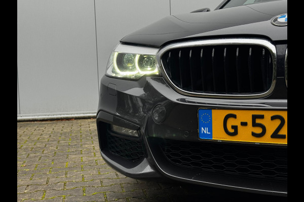 BMW 5 Serie Touring 520i M-SPORT HIGH EXECUTIVE PANORAMADAK DEALER STOELVERWARMING LEDER M PAKKET VIRTUAL AMBIANCE TREKHAAK