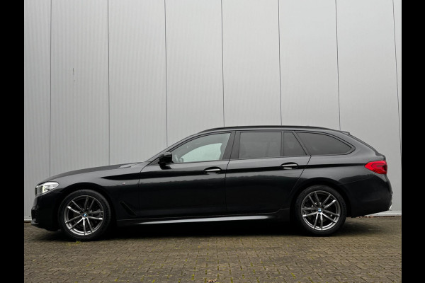 BMW 5 Serie Touring 520i M-SPORT HIGH EXECUTIVE PANORAMADAK DEALER STOELVERWARMING LEDER M PAKKET VIRTUAL AMBIANCE TREKHAAK