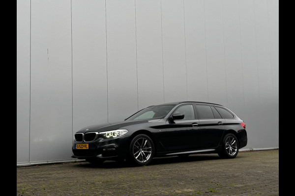 BMW 5 Serie Touring 520i M-SPORT HIGH EXECUTIVE PANORAMADAK DEALER STOELVERWARMING LEDER M PAKKET VIRTUAL AMBIANCE TREKHAAK